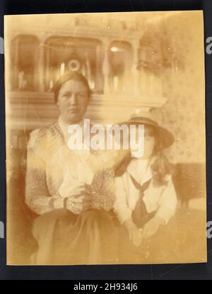 Vintage verblasste Fotografie einer Mutter und Tochter, englisch, anonym, 1910s Stockfoto