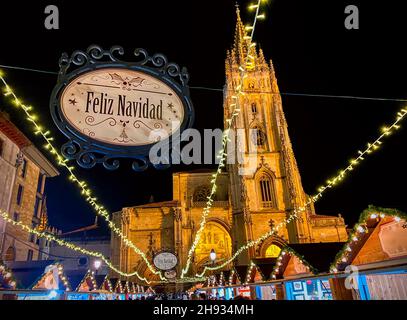 Kathedrale von Oviedo mit Weihnachtsschmuck, Asturien. Spanien. Frohe Weihnachten Zeichen auf Spanisch. Stockfoto