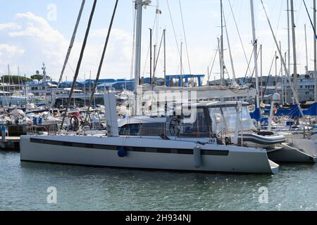 Viareggio-Italien-Oktober 2021 mehrere Segelboote in verschiedenen Formen und Größen liegen im touristischen Hafen von Viareggio in der Toskana. Stockfoto