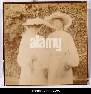 Vintage verblasste aus dem Fokus Fotografie von zwei Frauen in weißen Kleidern, Englisch, anonym, 1910s Stockfoto