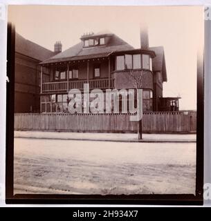 Vintage-Fotografie eines edwardianischen Hauses, englisch, anonym, 1910s Stockfoto