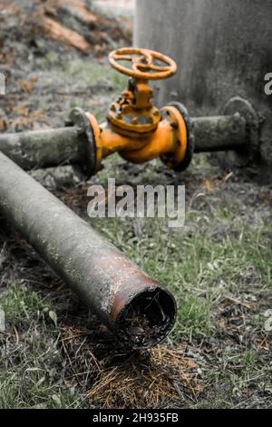 Altes Ventil zum Öffnen oder Abschalten der Ammoniak-Wasserleitung für die chemischen Tanks von Heizöl in einem stillgelegten Industriewerk. Stockfoto