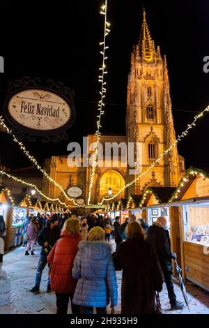 Oviedo, Spanien - 3. Dezember 2021: Kathedrale von Oviedo mit Weihnachtsschmuck, Asturien. Spanien. Frohe Weihnachten Zeichen auf Spanisch. Stockfoto