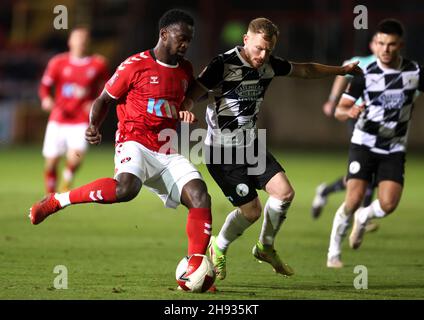 Charlton Athletic's Diallang Jaiyesimi (links) und Gateshead's Adam Campbell kämpfen im Rahmen des Emirates FA Cup Second Round Spiels im Gateshead International Stadium um den Ball. Bilddatum: Freitag, 3. Dezember 2021. Stockfoto