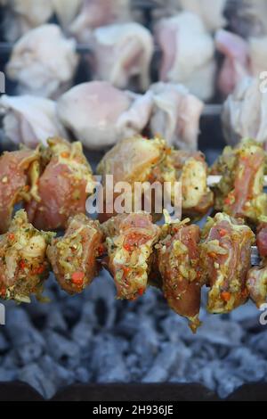 Marinierte Schaschlik vorbereiten auf ein Barbecue-Grill auf Holzkohle. Stockfoto