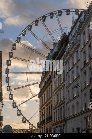 Paris, Frankreich - 12 01 2021: Blick auf das Karussell des Tuileriengartens bei Sonnenuntergang Stockfoto