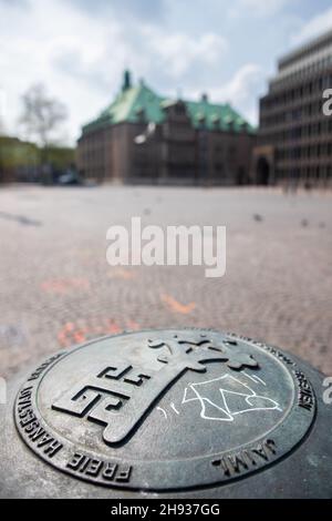 Nahaufnahme des Bremer Schlüssels als Symbol für die Marktrechte und des historischen Rathauses (unesco-Weltkulturerbe) im Hintergrund Stockfoto