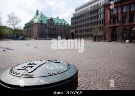 Nahaufnahme des Bremer Schlüssels als Symbol für die Marktrechte und des historischen Rathauses (unesco-Weltkulturerbe) im Hintergrund Stockfoto