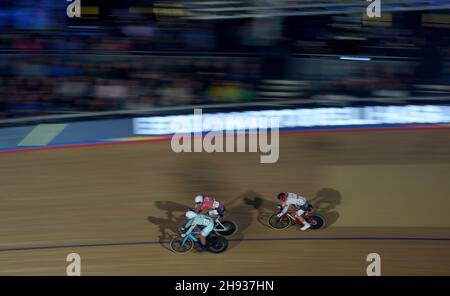 Der US-Amerikaner Gavin Hoover (Mitte), bevor er in Runde drei der UCI Track Champions League 2021 im Lee Valley VeloPark, London, die Ausscheidung der Männer gewann. Bilddatum: Freitag, 3. Dezember 2021. Stockfoto