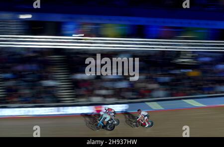 Der US-Amerikaner Gavin Hoover (Mitte), bevor er in Runde drei der UCI Track Champions League 2021 im Lee Valley VeloPark, London, die Ausscheidung der Männer gewann. Bilddatum: Freitag, 3. Dezember 2021. Stockfoto