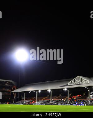London, Großbritannien. 03rd Dez 2021. Ein allgemeiner Blick auf das Innere des Craven Cottage Stadions, dem Heimstadion des Fulham Football Clubs. EFL Skybet Championship match, Fulham gegen AFC Bournemouth im Craven Cottage in London am Freitag, 3rd. Dezember 2021. Dieses Bild darf nur für redaktionelle Zwecke verwendet werden. Nur zur redaktionellen Verwendung, Lizenz für kommerzielle Nutzung erforderlich. Keine Verwendung bei Wetten, Spielen oder Veröffentlichungen in einem Club/einer Liga/einem Spieler. PIC von Steffan Bowen/Andrew Orchard Sports Photography/Alamy Live News Credit: Andrew Orchard Sports Photography/Alamy Live News Stockfoto