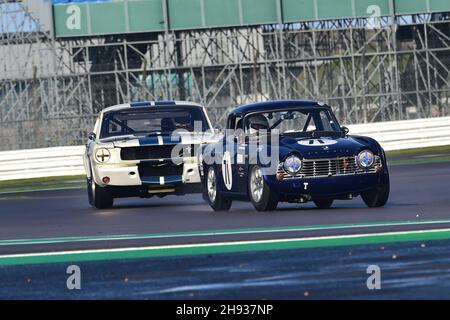 Alan Ross-Jones, Daniel Ross Jones, Mark Hales, Triumph TR4, Mark Farmer, Adrian Willmott, James Alexander, Shelby Mustang 350 GT, Royal Automobile CL Stockfoto