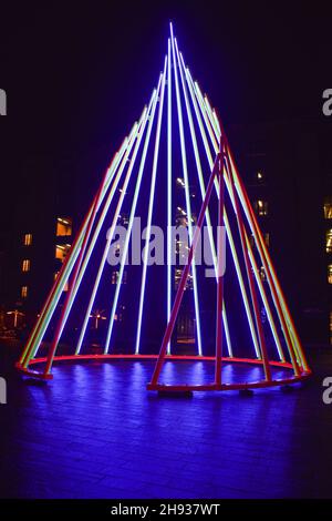 London, Großbritannien. 3rd. Dezember 2021. Auf dem Granary Square in King's Cross wurde eine neue Winterinstallation mit dem Titel Temenos der Künstlerin Liliane Lijn enthüllt. Die 11,3-Meter-Struktur wird bis Februar 2022 zu sehen sein. Kredit: Vuk Valcic / Alamy Live Nachrichten Stockfoto