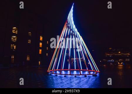 London, Großbritannien. 3rd. Dezember 2021. Auf dem Granary Square in King's Cross wurde eine neue Winterinstallation mit dem Titel Temenos der Künstlerin Liliane Lijn enthüllt. Die 11,3-Meter-Struktur wird bis Februar 2022 zu sehen sein. Kredit: Vuk Valcic / Alamy Live Nachrichten Stockfoto