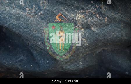 Draufsicht auf die Retro-Flagge der Afroamerikaner im Bundesstaat Massachusetts, ungebundene Staaten von Amerika mit Grunge-Struktur. USA Juneteenth Freedom Day. Keine Geißel Stockfoto