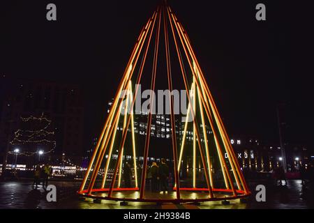 London, Großbritannien. 3rd. Dezember 2021. Auf dem Granary Square in King's Cross wurde eine neue Winterinstallation mit dem Titel Temenos der Künstlerin Liliane Lijn enthüllt. Die 11,3-Meter-Struktur wird bis Februar 2022 zu sehen sein. Kredit: Vuk Valcic / Alamy Live Nachrichten Stockfoto