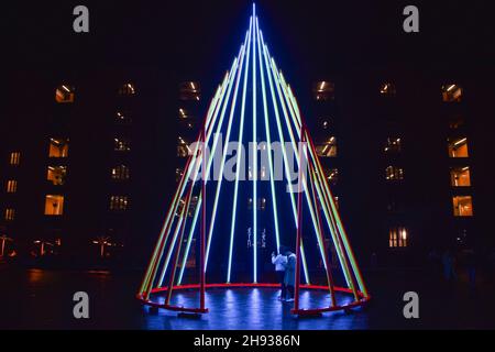 London, Großbritannien. 3rd. Dezember 2021. Auf dem Granary Square in King's Cross wurde eine neue Winterinstallation mit dem Titel Temenos der Künstlerin Liliane Lijn enthüllt. Die 11,3-Meter-Struktur wird bis Februar 2022 zu sehen sein. Kredit: Vuk Valcic / Alamy Live Nachrichten Stockfoto