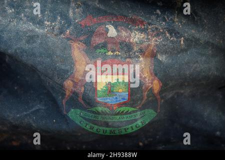 Draufsicht auf die Retro-Flagge der Afroamerikaner des Staates Michigan, ungebundene Staaten von Amerika mit Grunge-Textur. USA Juneteenth Freedom Day. Kein Fahnenmast. Stockfoto