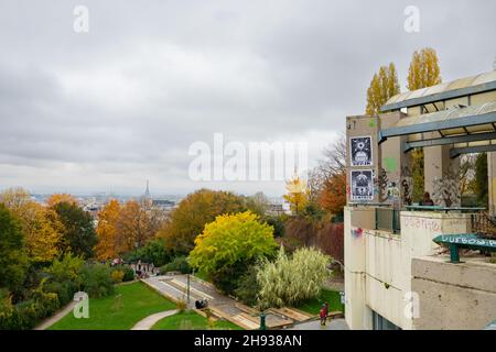 Paris, Frankreich - November 14th 2021: Blick vom Belvedere de Belville über den Park und die Stadt Stockfoto