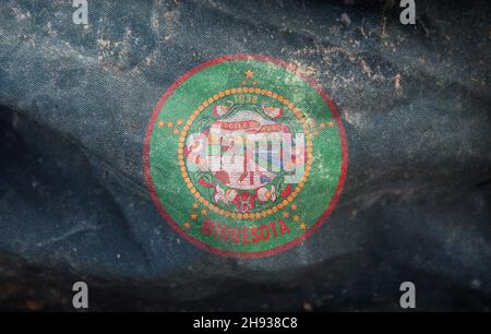 Draufsicht auf die Retro-Flagge der Afroamerikaner im Bundesstaat Minnesota, ungebundene Staaten von Amerika mit Grunge-Textur. USA Juneteenth Freedom Day. Kein Fahnenmast. Stockfoto