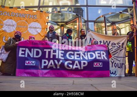 London, Großbritannien. 3rd. Dezember 2021. Demonstranten vor dem Hauptsitz von NatWest in Bishopsgate. Hochschulmitarbeiter und Mitglieder der University and College Union (UCU) haben Streikmaßnahmen ergriffen und durch das Zentrum von London marschiert, um gegen die Ungleichheit bei den Entgelten für Geschlechter, ethnische Zugehörigkeit und Behinderung, Arbeitsbedingungen und sinkende Löhne zu protestieren. Stockfoto