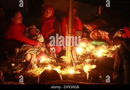 Kathmandu, Nepal. 3rd Dez 2021. Eifrige Anhänger versammeln sich um Öllampen, während sie während des Bala Chaturdashi-Festivals in Kathmandu am 3. Dezember 2021 ein religiöses Ritual im Pashupatinath-Tempel durchführen. (Bild: © Dipen Shrestha/ZUMA Press Wire) Stockfoto