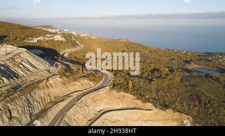 Panoramablick auf den Steinbruch. Aufnahme. Draufsicht auf malerischen Steinbruch auf Küstenberg in der Nähe von Dorf im Wald. Konzept des Bergbaus. Stockfoto