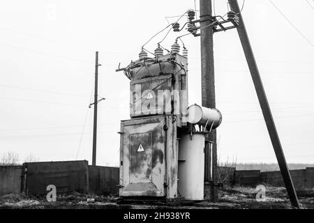 Die alte defekte elektrische Schalttafel oder der alte Kasten. Industrielles Abandoned Power Control System. Stockfoto