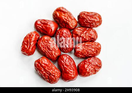 Getrockneter chinesischer roter Jujube vor weißem Hintergrund isoliert. Stockfoto