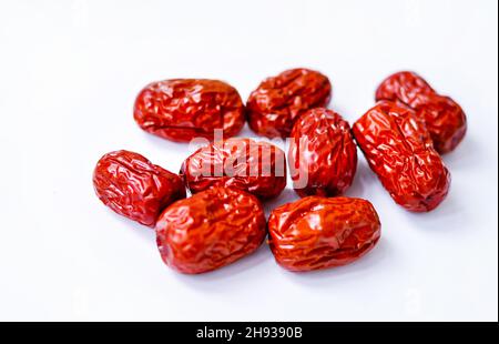 Getrockneter chinesischer roter Jujube vor weißem Hintergrund isoliert. Stockfoto