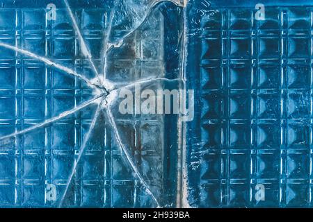 Altes gebrochenes Glas mit Risse blaue Textur beschädigt Hintergrund. Stockfoto