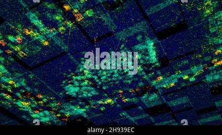 Technologischer Hintergrund mit einer Leiterplatte und einem Wortdesign. Animation. Elektrische Impulse, die sich aus dem Text in der Mitte eines Bildschirms ausbreiten Stockfoto