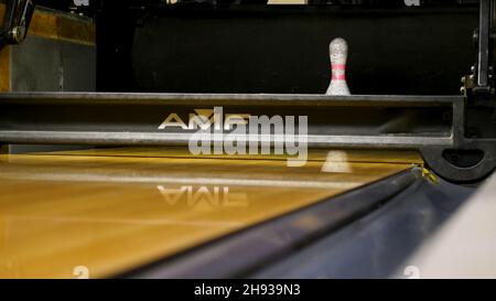 Bowlingball schlägt die Stifte nieder. Medien. Bowling-Ball auf der Strecke, um die Stifte niederzuschlagen. Stockfoto