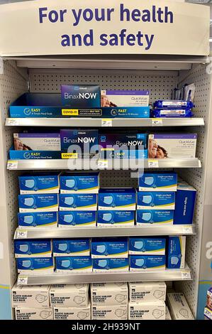 COVID-19-Antigenselbsttest-Kits und Schutzmasken werden in einem Walgreens-Geschäft ausgestellt, nachdem die Omicron-Variante in den USA entdeckt wurde Stockfoto