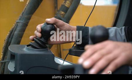 Detaildarstellung des neuen Fahrerhaus-Baggers. Clip. Fahrer des Kranarms. Stockfoto