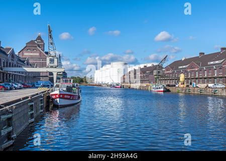 Berlin, Deutschland - 6. Oktober 2021: Westhafen BEHALA, Binnenhafen und Betreiber des trimodalen Güterverkehrsknotenpunkts mit den Gebäuden des Lagerhauses und Stockfoto