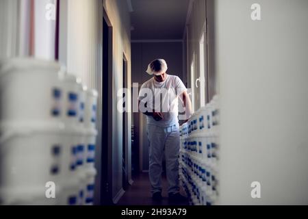 Labortechniker sucht nach einem fertigen Produkt. Stockfoto