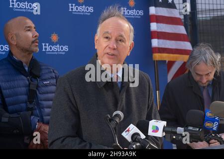 New York, USA. 03rd Dez 2021. Felix Matos Rodriguez spricht während der Ankündigung der US-Senatorin Kirsten Gillibrand über ihre Gesetzgebung Enhance Access to SNAP vor dem Hostos Community College. Die Gesetzgebung würde die Leistungsberechtigung für das Supplemental Nutrition Assistance Program (SNAP) auf alle Studenten erweitern, die an 2 und 4-jährigen Universitäten in Teilzeit oder länger studieren und die traditionellen SNAP-Einkommen- und andere Berechtigungsvoraussetzungen erfüllen. Dem Senator schlossen sich CUNY-Kanzler Felix Matos Rodriguez, der Präsident von Bronx Borough, Ruben Diaz Jr., und das Mitglied der Versammlung, Amanda Septimo, Präsidentin des Hostos Community College, an Stockfoto