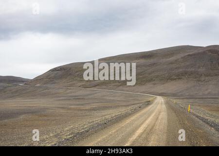 Alte Schotterstraße bei Modrudalur im Hochland Islands, einst Teil der Hauptstraße zwischen Ost und Nord Stockfoto