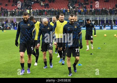 Mailand, Italien. 01st Dez 2021. Inter Starting Line-up machen Übungen während des Warm-up zum Fußballspiel FC INTER vs SPEZIA, im San Siro Stadion in Mailand, Italien, am 1. Dezember 2021. (Foto: Fabrizio Andrea Bertani/Pacific Press/Sipa USA) Quelle: SIPA USA/Alamy Live News Stockfoto