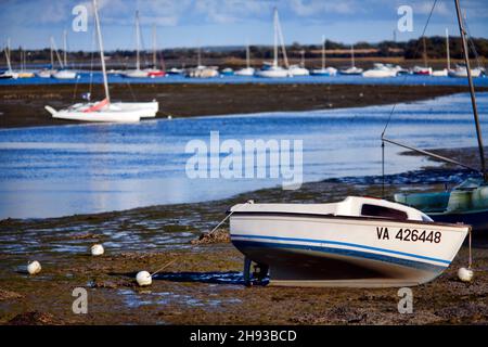 Auf Grund Boot bei Ebbe, Conleau Insel, Stadt Vannes Organisationsdokumente von Morbihan, Bretagne, Frankreich Stockfoto