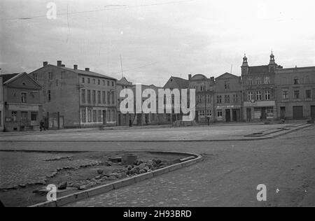 Puck, 1947-06. Przy rynku kamienice z prze³omu XVIII i XIX wieku, niektóre domy jeszcze niezamieszkane. bk/gr PAP Dok³adny dzieñ wydarzenia nieustalony. Puck, Juni 1947. Mietshäuser aus der Wende des 18th. Jahrhunderts auf dem Marktplatz, einige davon noch nicht bewohnt. bk/gr PAP Stockfoto