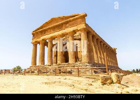 Herrliche Panoramen des Tempels von Concordia (Tempio della Concordia) im Tal der Tempel, Agrigento, Sizilien, Italien. Stockfoto