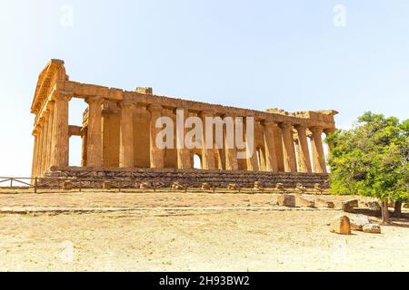 Herrliche Panoramen des Tempels von Concordia (Tempio della Concordia) im Tal der Tempel, Agrigento, Sizilien, Italien. Stockfoto