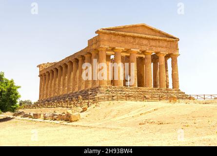 Herrliche Panoramen des Tempels von Concordia (Tempio della Concordia) im Tal der Tempel, Agrigento, Sizilien, Italien. Stockfoto