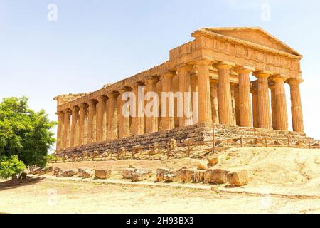 Herrliche Panoramen des Tempels von Concordia (Tempio della Concordia) im Tal der Tempel, Agrigento, Sizilien, Italien. Stockfoto