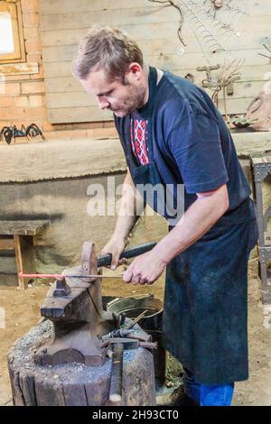 DUDUTKI, WEISSRUSSLAND - 17. JUNI 2017: Schmiedewerkstatt im Freilichtmuseum Dudutki, Weißrussland Stockfoto