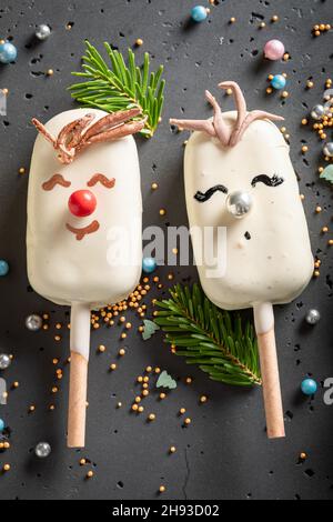 Einzigartige, weihnachtlich wie Rentiere dekorierte Eiszapfen. Kreative und einzigartige Süßigkeiten für Weihnachten. Stockfoto