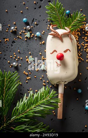 Hausgemachte Popsicles aus weißer Schokolade und Streuseln. Kreative und einzigartige Süßigkeiten für Weihnachten. Stockfoto