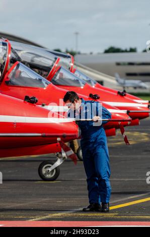 Ash Grant des Ingenieurteams der Royal Air Force Red Arrows mit einer Reihe von RAF BAE Hawk T.1-Düsenflugzeugen des Teams. Bekannt als Blues Stockfoto